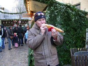 Rothenburg ob der Tauber - eating a foot long Bratwurst